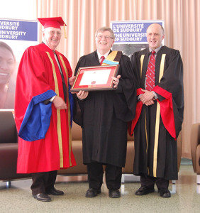 L’honorable Gérald Michel, chancelier de l’Université de Sudbury, Jean-Pierre Pichette et Pierre Zundel, recteur de l’Université de Sudbury